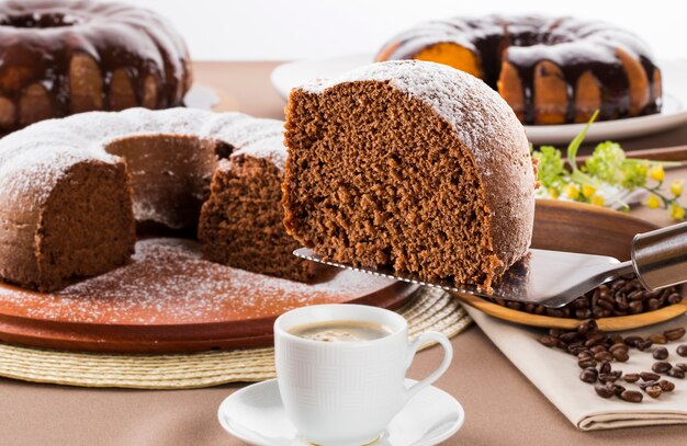 Schokoladenkuchen auf dem Tisch mit Karottenkuchen