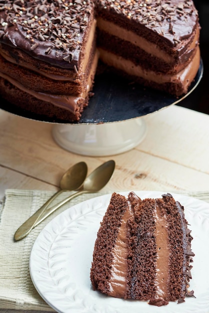 Schokoladenkuchen auf dem Tisch serviert