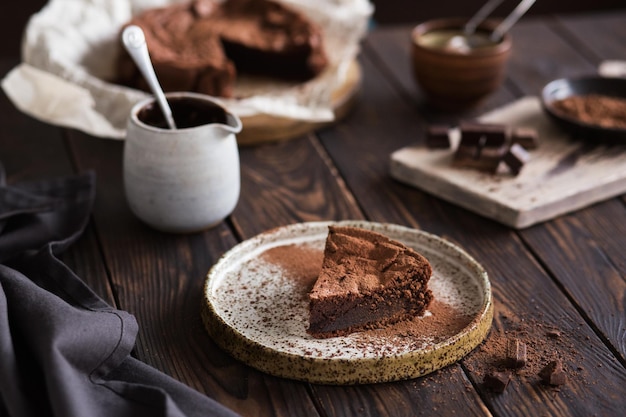 Schokoladenkuchen auf einem Holztisch Ein Stück Brownie auf braunem Hintergrund