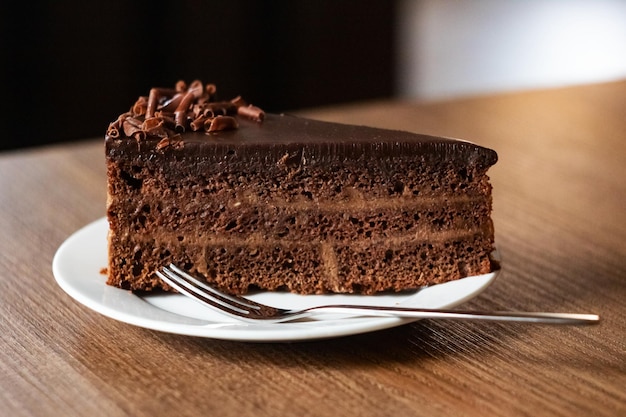 Schokoladenkuchen auf einem Teller und einer Gabel