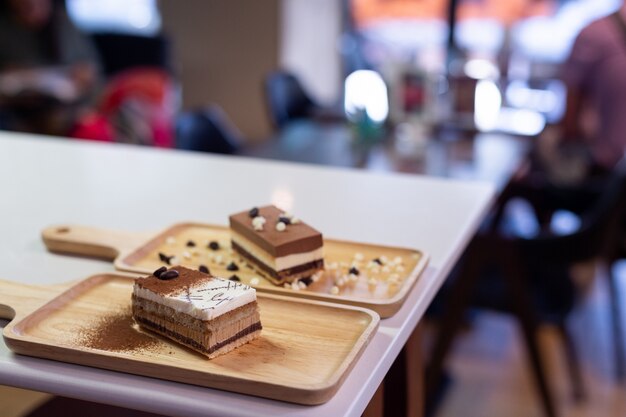 Schokoladenkuchen auf Holzteller im Minicafé