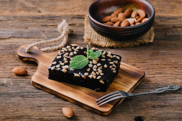 Schokoladenkuchen auf Holztisch