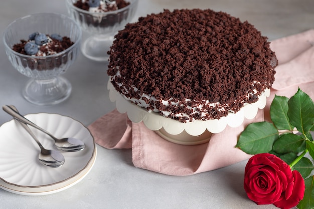 Schokoladenkuchen auf Ständer mit Rosenblume