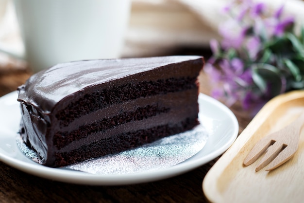 Schokoladenkuchen auf weißer Platte.