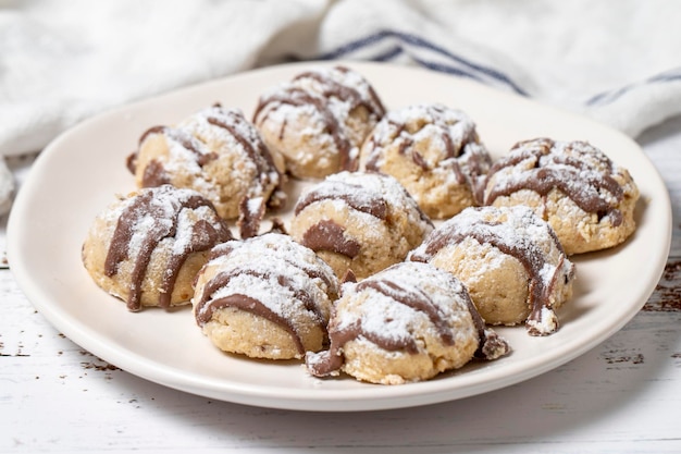 Foto schokoladenkuchen bäckereierzeugnisse kekse auf weißem holzhintergrund nahaufnahme