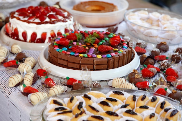 Schokoladenkuchen dekoriert mit frischen Erdbeeren