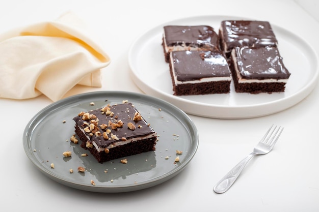 Schokoladenkuchen-Dessert mit Walnüssen und Schlagsahne horizontaler Fokus