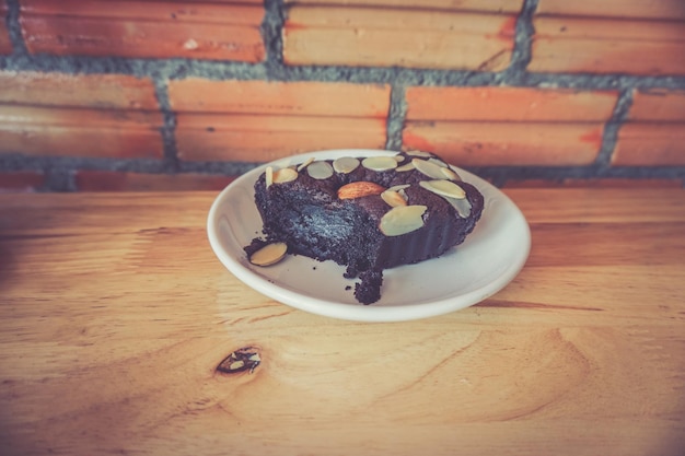 Foto schokoladenkuchen in einer schüssel auf dem tisch