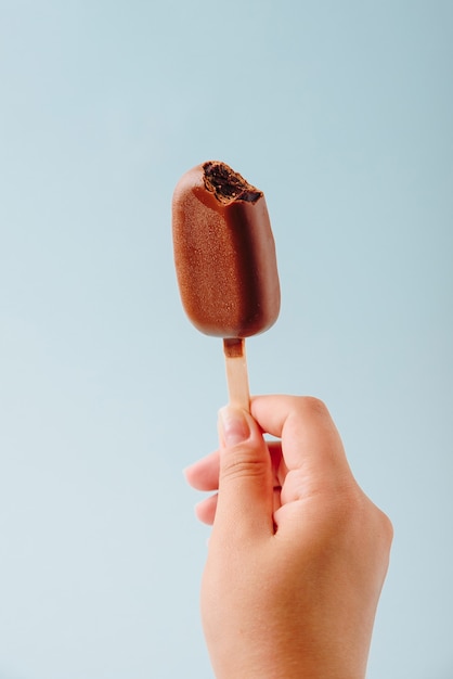 Schokoladenkuchen in Form von Eis am Stiel