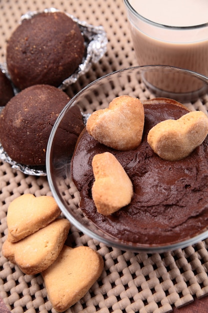 Schokoladenkuchen, kekse, kakao und schokoladencreme