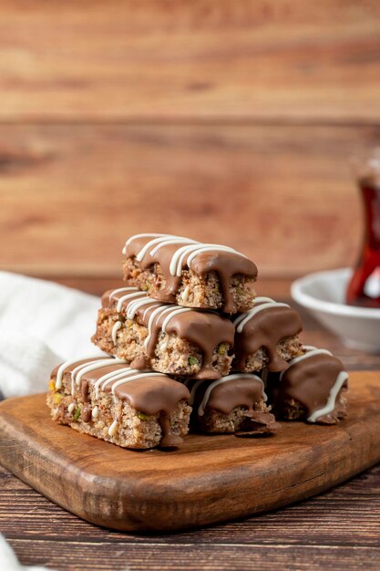 Schokoladenkuchen mit Bäckereierzeugnissen Schokoladenkekse auf Holzgrund Nahaufnahme