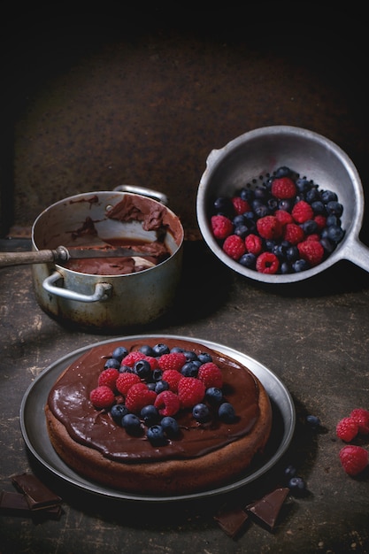 Schokoladenkuchen mit Beeren