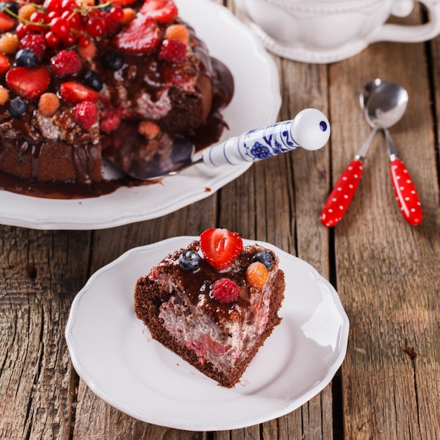 Schokoladenkuchen mit Beeren