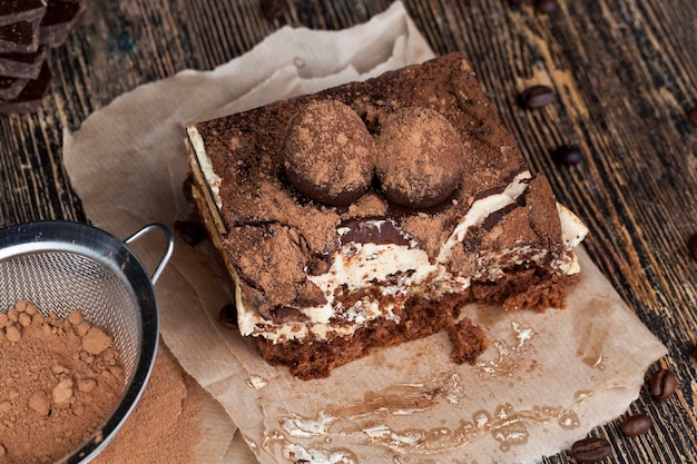 Schokoladenkuchen mit Buttercreme, leckeres Schokoladendessert aus Buttercreme-Schokoladenkuchen