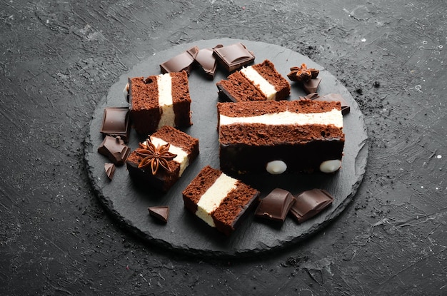 Schokoladenkuchen mit cremiger Mousse-Füllung Dessert auf schwarzem Hintergrund Ansicht von oben