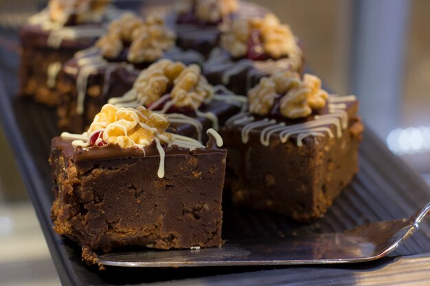 Schokoladenkuchen mit der Walnuss und Beeren