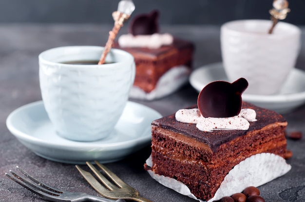 Foto schokoladenkuchen mit einer tasse kaffee