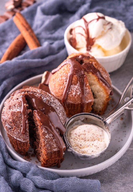 Schokoladenkuchen mit eis.