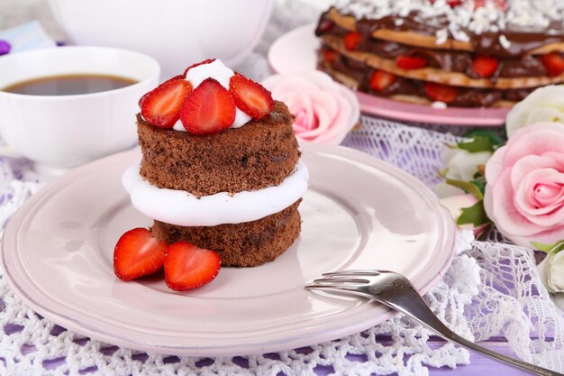 Schokoladenkuchen mit Erdbeere auf Holztisch Nahaufnahme