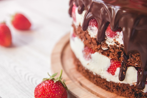 Schokoladenkuchen mit Erdbeeren auf dem Tisch