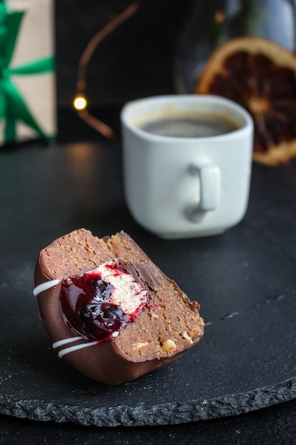 Schokoladenkuchen mit Füllung