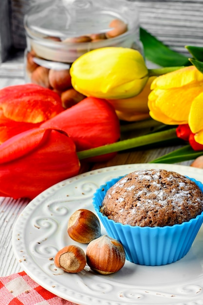 Schokoladenkuchen mit Haselnüssen