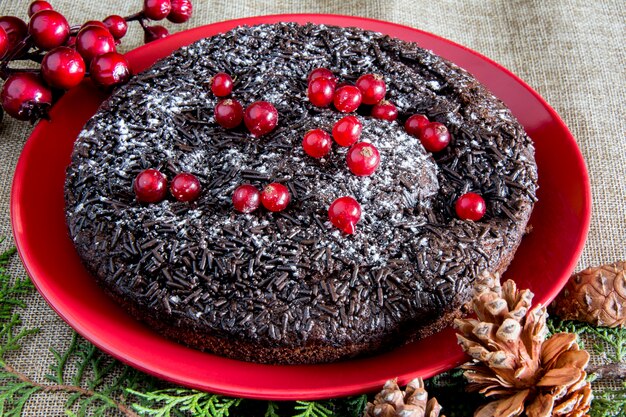 Schokoladenkuchen mit Johannisbeeren