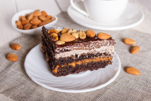 Schokoladenkuchen mit Karamell, Erdnüssen und Mandeln