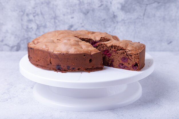 Schokoladenkuchen mit Kirschen ein Stück abgeschnitten