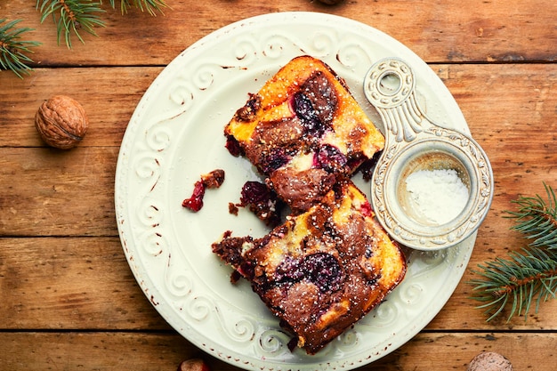 Schokoladenkuchen mit Kirschen