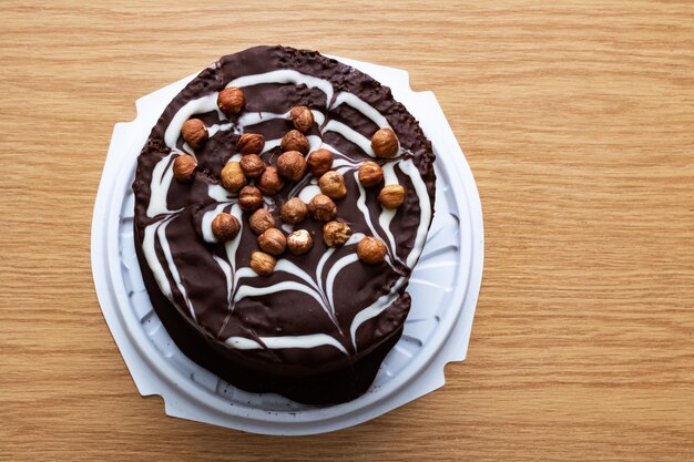 Schokoladenkuchen mit Nüssen auf einem Holztisch