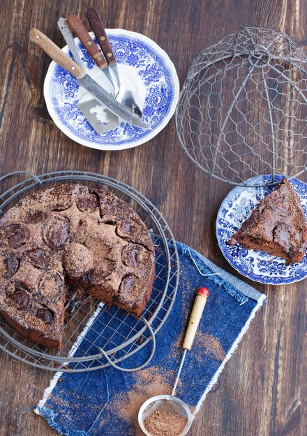 Schokoladenkuchen mit Pflaumen