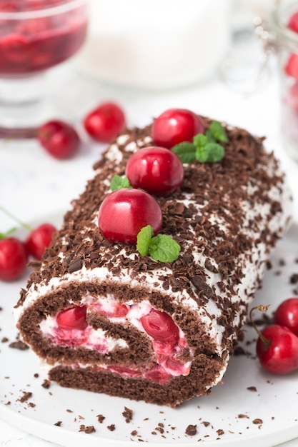 Schokoladenkuchen mit Sahne und Kirschen