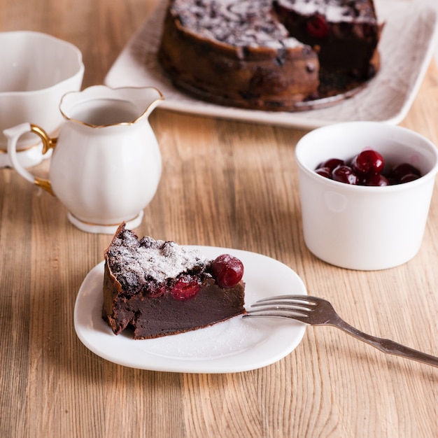 Schokoladenkuchen mit Sauerkirschen