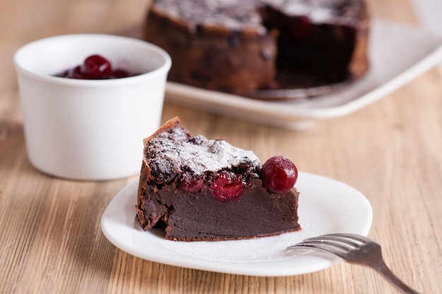 Schokoladenkuchen mit Sauerkirschen