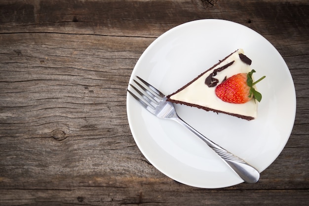 Schokoladenkuchen mit Schlagsahne dekorieren