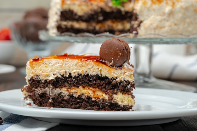 Schokoladenkuchen mit Schlagsahnezuckerglasur auf Platte