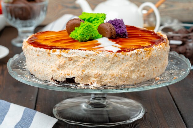 Foto schokoladenkuchen mit schlagsahnezuckerglasur auf platte