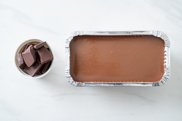 Schokoladenkuchen mit weicher Ganache oder Schokoladenfondantkuchen