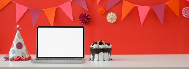 Schokoladenkuchen nahe Laptop mit leerem Bildschirm