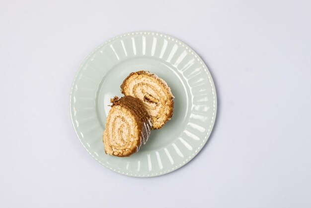 Schokoladenkuchen-Rollenstücke Schokoladendessert auf Platten-Draufsicht-Kopienraum