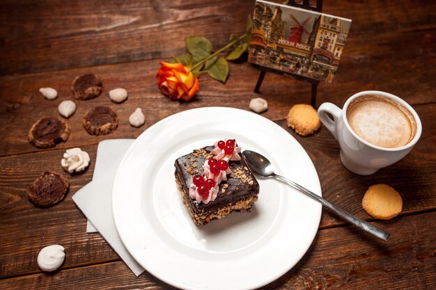 Schokoladenkuchen Tasse Kaffee auf festlichem Holztisch