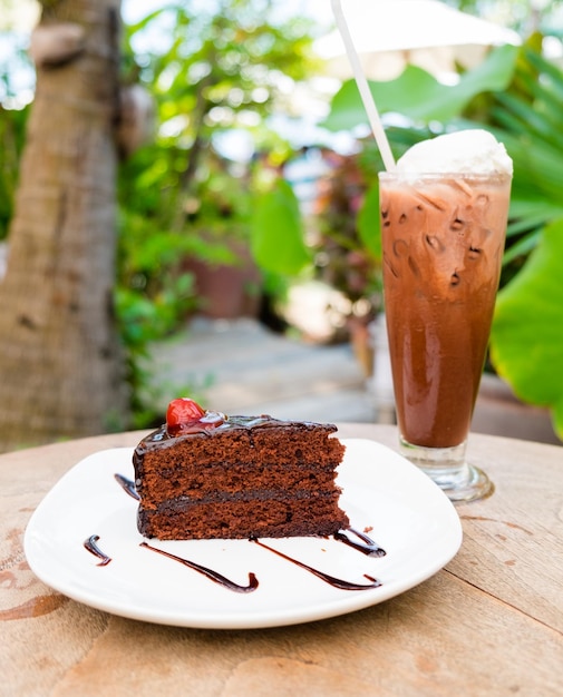 Schokoladenkuchen und Schokoladengetränk in Natur