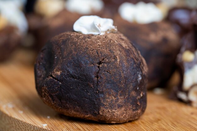 Schokoladenkuchen unter Verwendung von Kakao und Butter mit Zucker