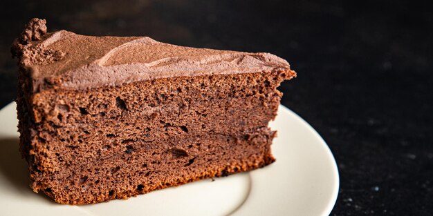 Schokoladenkuchenstück in Scheiben schneiden Feiertagsleckerei Biskuitkakaokuchen braun süßer Nachtisch