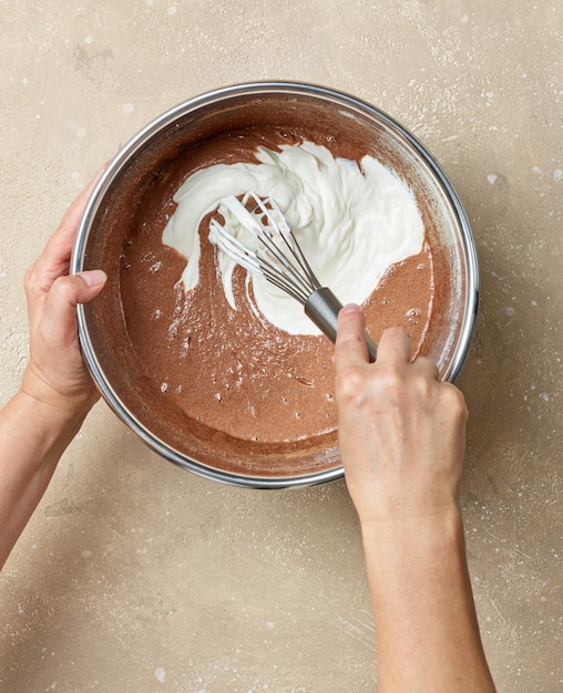 Schokoladenkuchenteigherstellungsprozess, Joghurt in den Teig mischen, Draufsicht