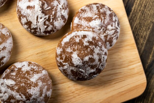 Schokoladenlebkuchen mit Ingwergeschmack auf dem Tisch eine große Anzahl von Lebkuchen auf dem Tisch