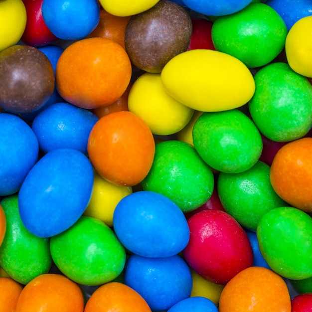 Schokoladenlinsen mit Nuss-Smarties-Bonbons bunt