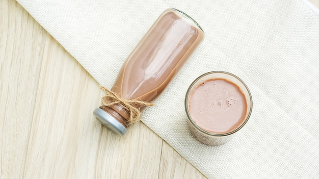 Schokoladenmilch auf einem Holztisch.