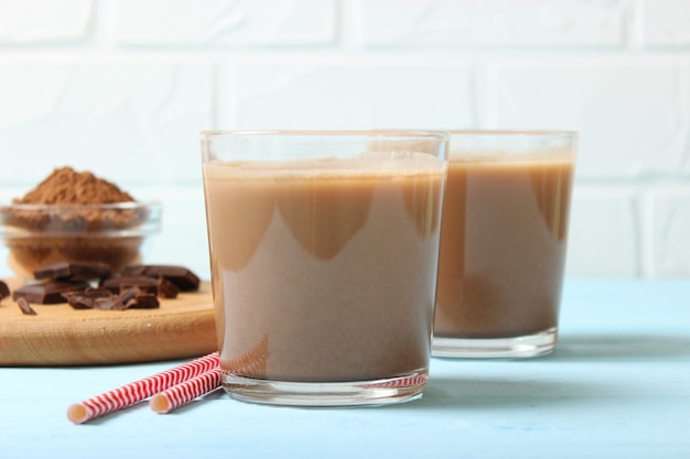 Schokoladenmilch in einem Glas auf dem Tisch